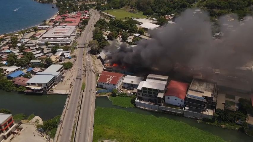 Video: Nepokoje na Šalamounových ostrovech. Demonstranti podpalují budovy